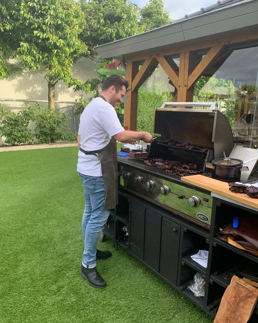 Nigel aan de bbq op locatie